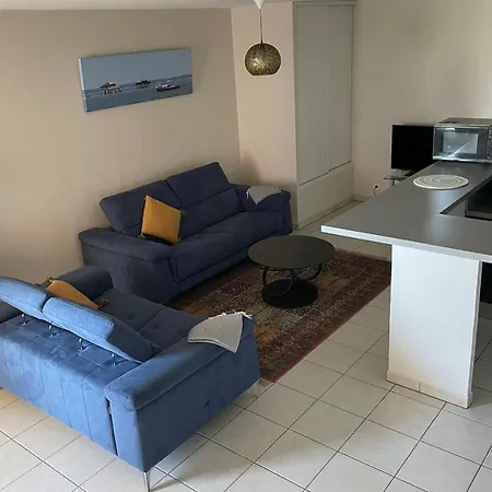 아파트 Modern Apt With Balcony Near The Port *